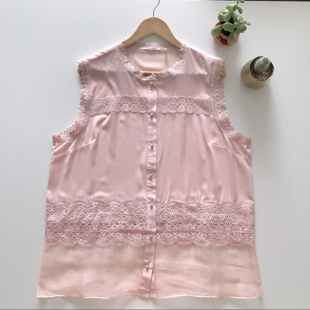 Sleeveless lace blouse very detailed